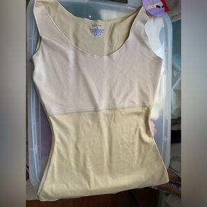 Spanx Medium top shaper. NWT!Beige color